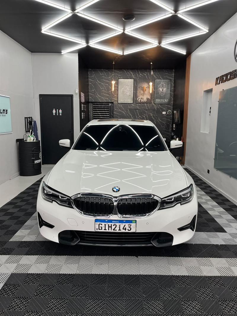 BMW branca com película aplicada na loja Kadosh Film's