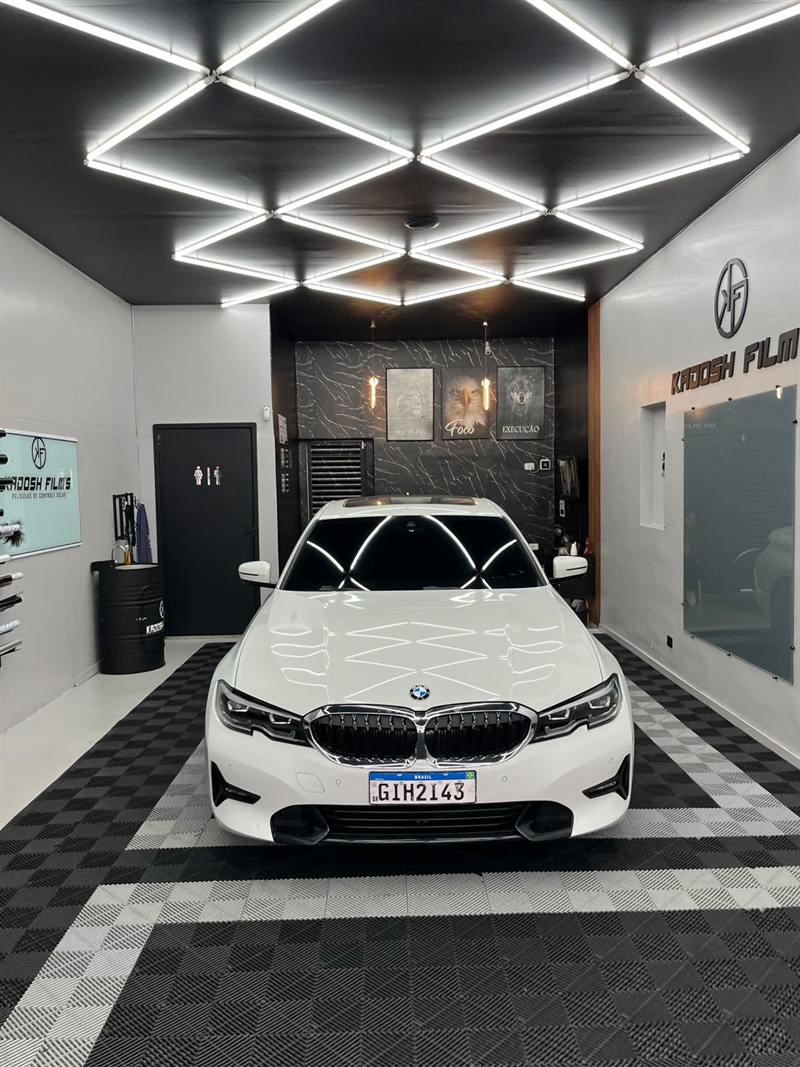 BMW branca de frente com película no para-brisa