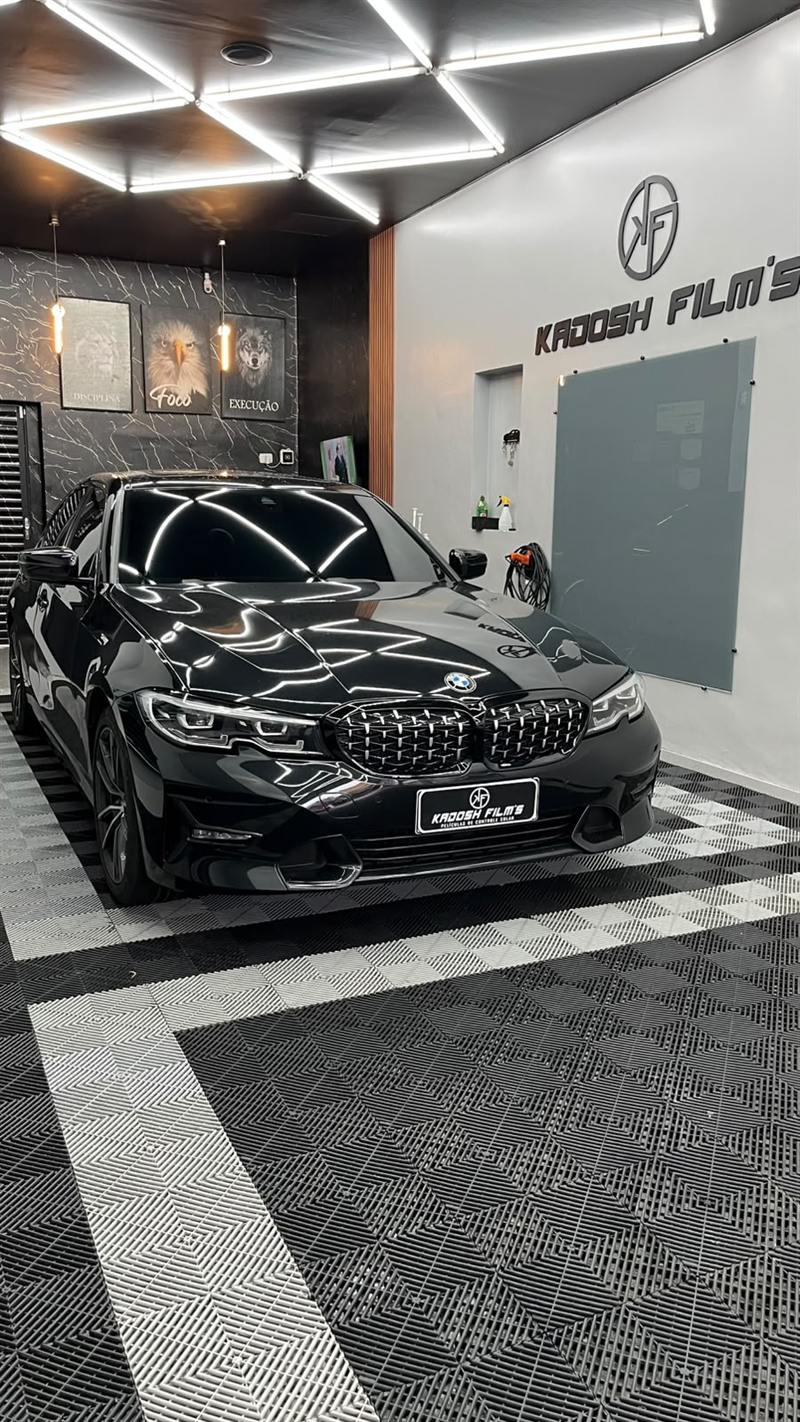 BMW preta com película automotiva fumê aplicada