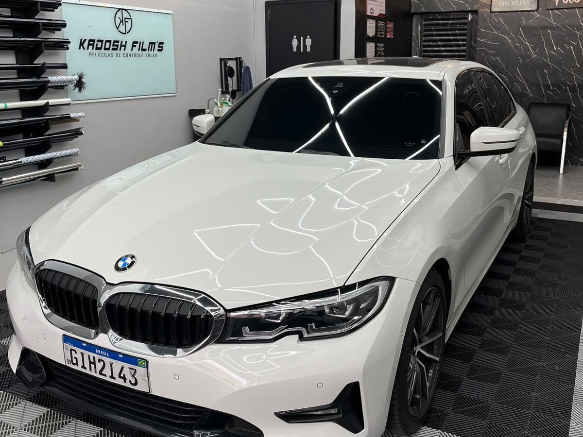 Carro com película automotiva aplicada na loja Kadosh Film's