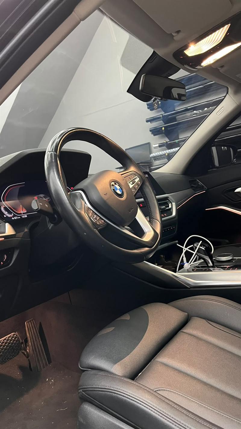 Painel e para-brisa de BMW com película de proteção solar