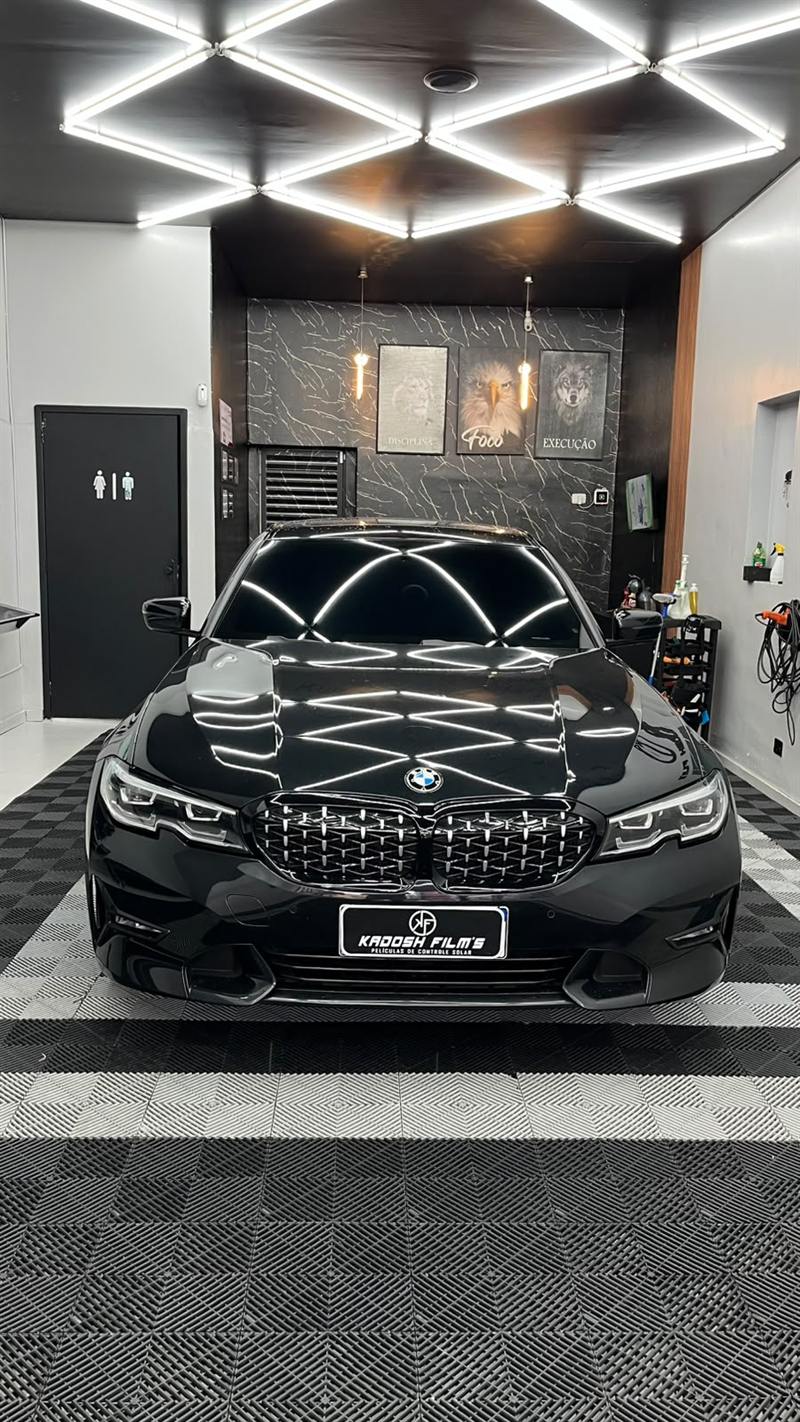 Frente de carro preto com PPF aplicado