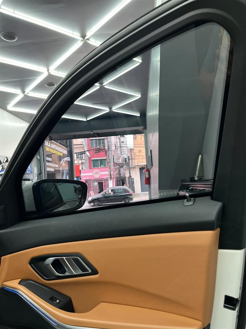 Vidro com película transparente mantendo a visibilidade